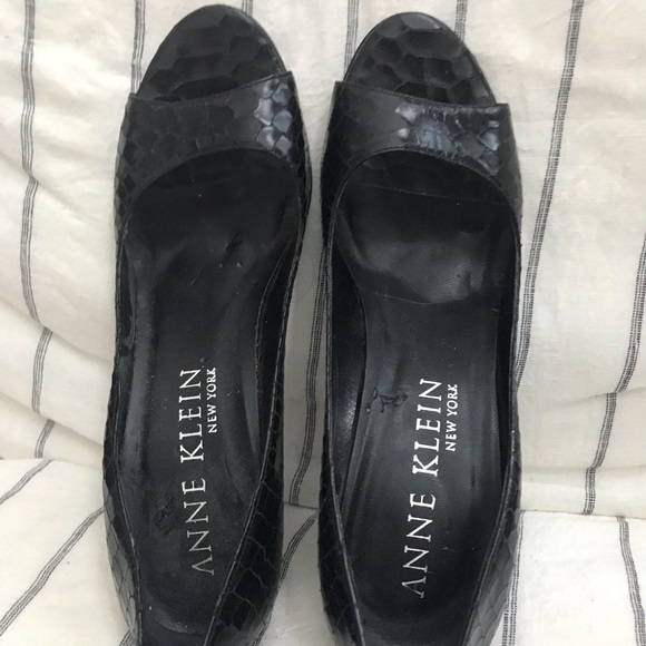 Anne Klein Black Lizard Print Peep-Toe Pumps - Picture 2 of 5
